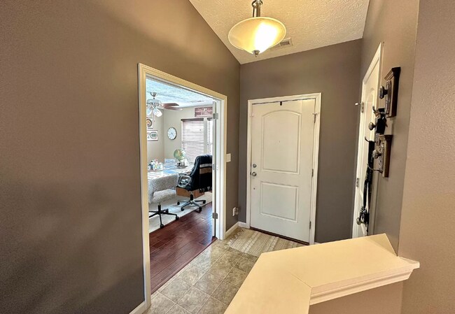 Building Photo - 3 Bedroom House W/ Den
