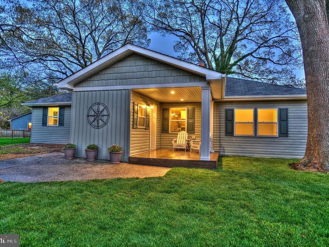 Foto principal - Cozy Renovated Rancher with Finished Basem...