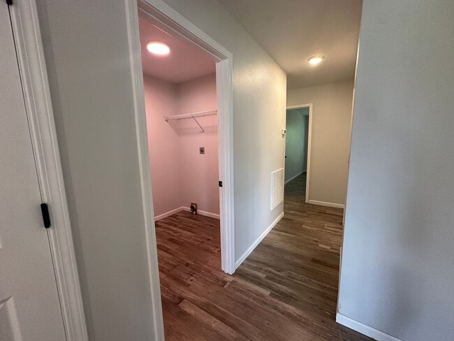 Building Photo - 3 Bed/2 Bath House!
