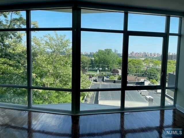 Foto del edificio - 100 Thompson Ln