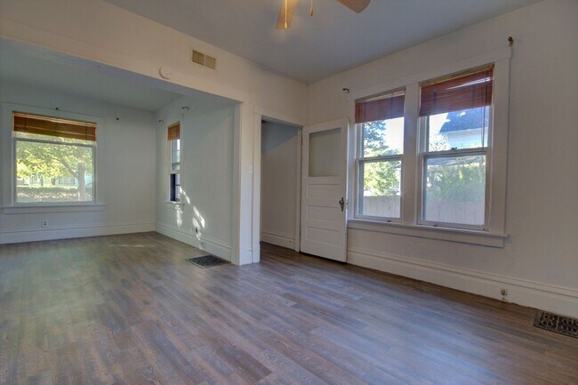 Building Photo - SL NIE2405