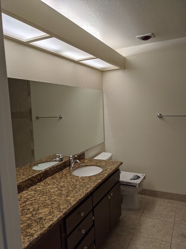 Building Photo - 1400 Bowe Ave