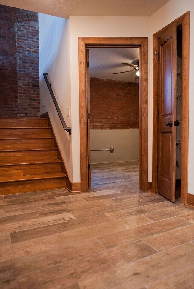 Building Photo - 518 W College St