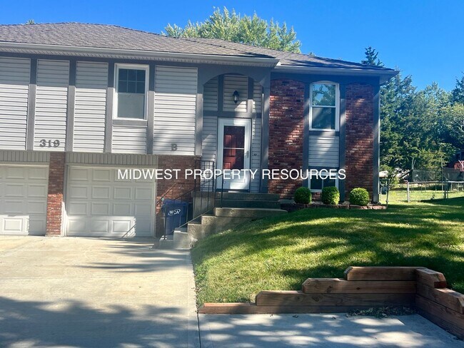 Building Photo - Freshly Updated 3 Bedroom Duplex