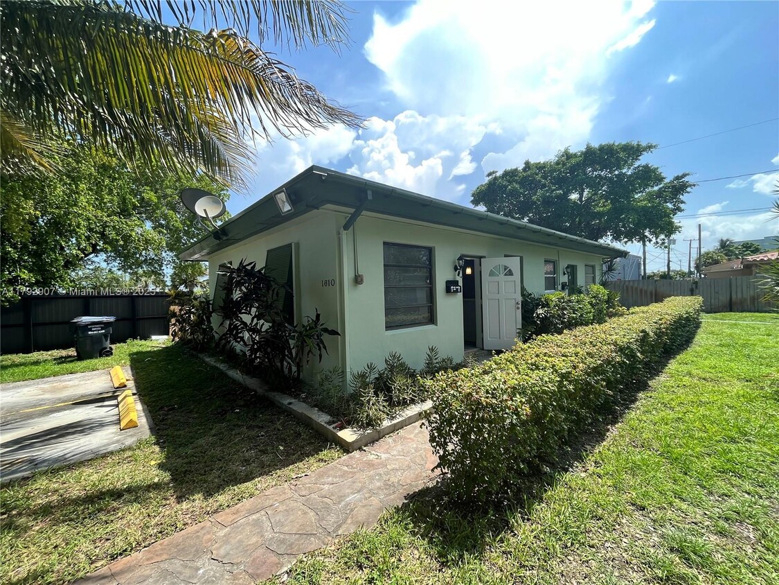 Primary Photo - 1610 S 19th Ave
