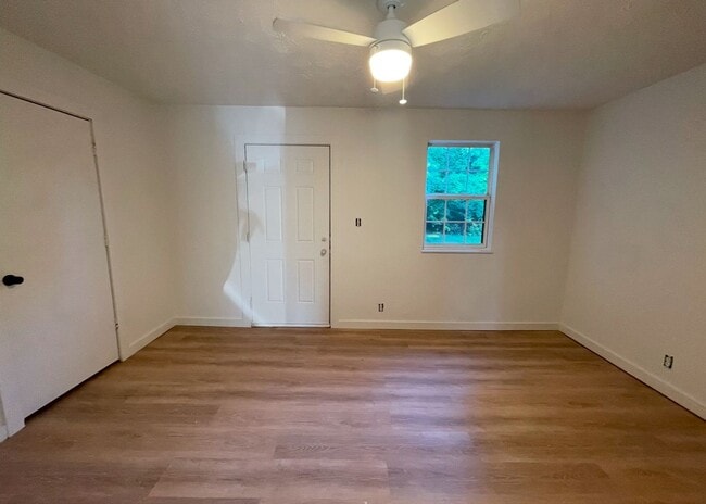 Building Photo - Knoxville 37920 - 2 bedroom, 1 bath Apartment - Text Tara Hayes (865) 242-8010 - Visit REARENT.CO...