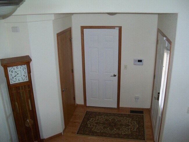 Foto del edificio - 4 BED | 3 BATH | TRI-LEVEL | DOUBLE GARAGE...