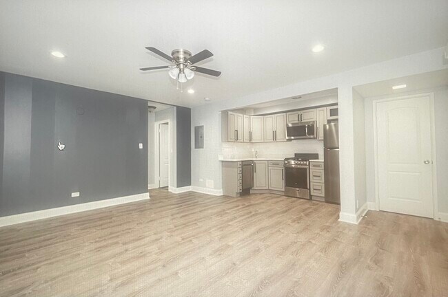 Foto del edificio - 7606 N Eastlake Ter