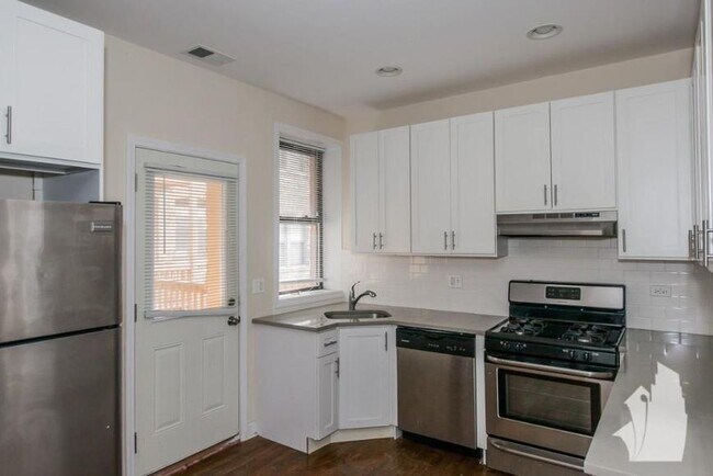 Foto del edificio - 3 bedroom in Chicago IL 60640