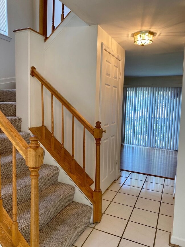Building Photo - Cozy 2-bedroom Town Home in Hollins Market...