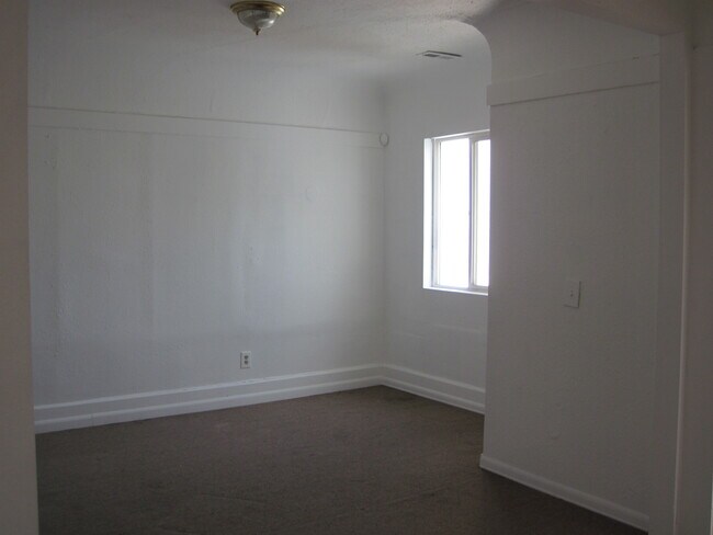 Building Photo - 525 Oakland Ave