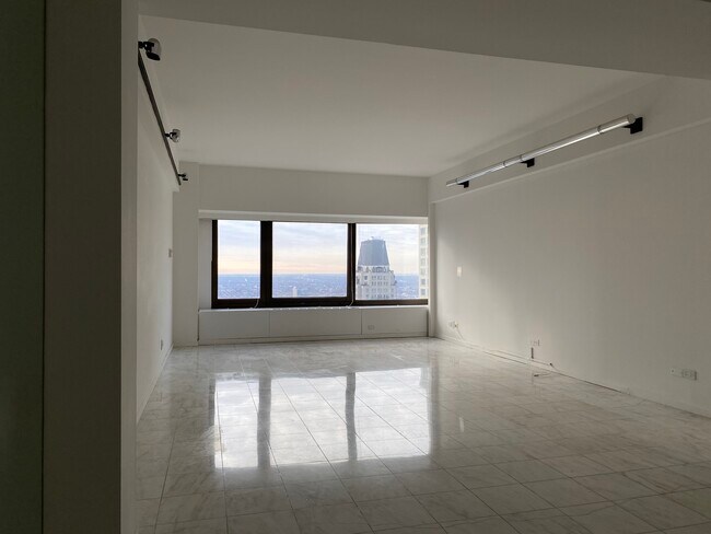 Building Photo - 175 E Delaware Pl