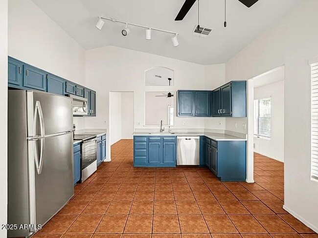 Foto del edificio - 1083 E Boston Ct