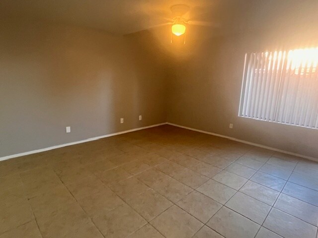 Sala de estar - 6213 E Greenway St