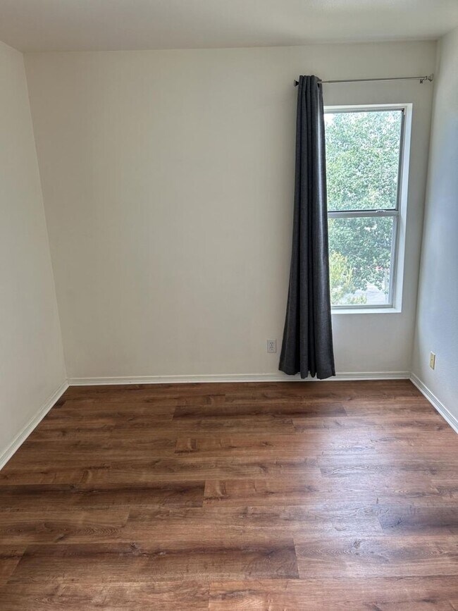 Foto del edificio - This fully remodeled 2 bedroom, 2 bath con...