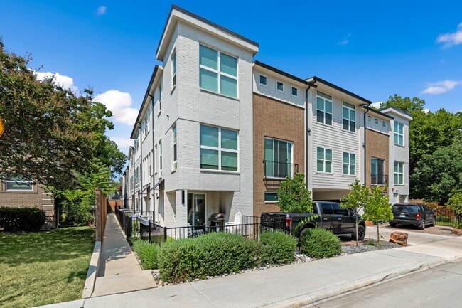 Newer 2 bedroom, office, and fenced yard townhome in Lakewood! - Newer 2 bedroom, office, and fenced yard townhome in Lakewood!