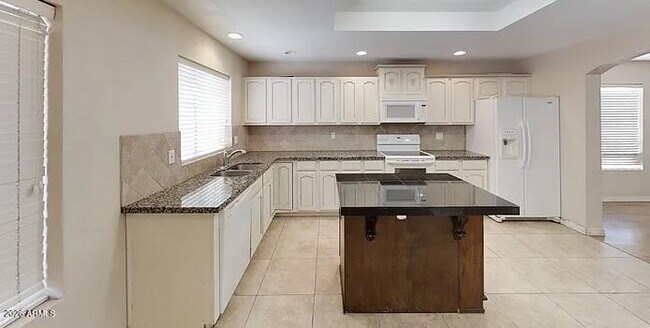 Building Photo - 823 W Iris Dr