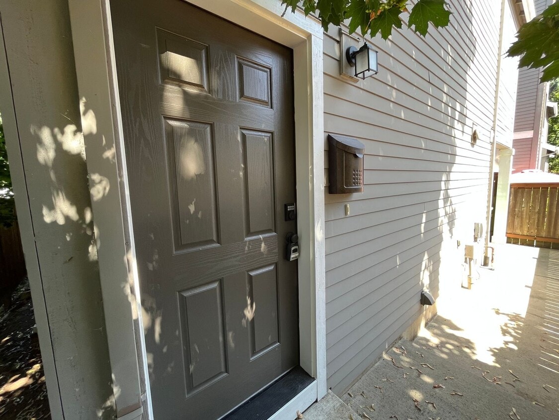 Primary Photo - Charming 1Bd + 1Ba in Sellwood with A/C an...