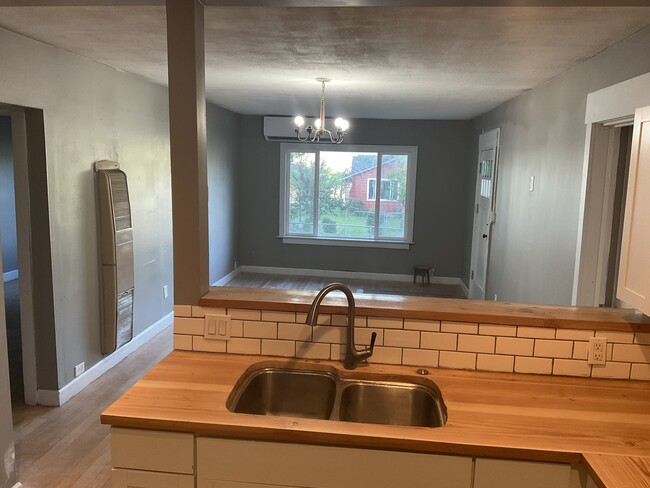 Open concept living - 1114 S 19th Ave