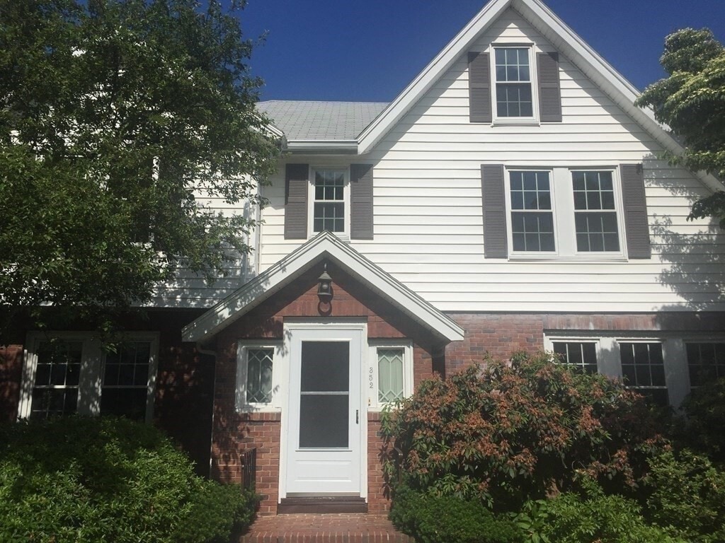 Primary Photo - 352 School St