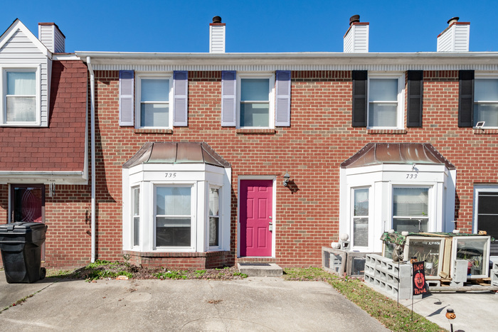 Primary Photo - SPACIOUS 3 BEDROOM AND 1.5 BATH TOWNHOUSE ...