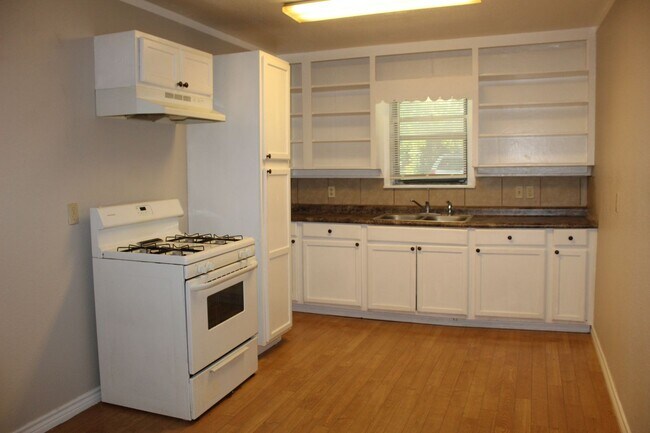 Foto del edificio - 3 BEDROOM, EASY COMMUTE