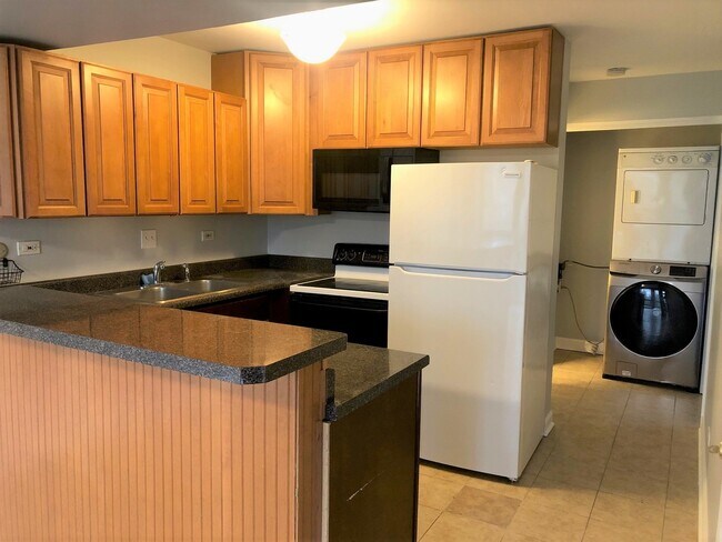 Building Photo - 5532 E Lake Dr