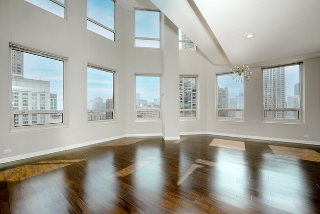 3-BR/3BA Penthouse Living Area - 750 N. Rush