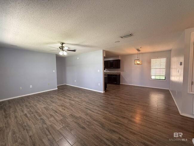 Building Photo - 523 W Amanda Ave