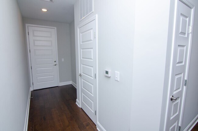 Foto del edificio - Stunning Condo with Garage space
