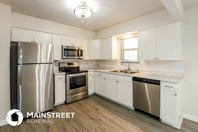 Building Photo - 215 SE Crescent St