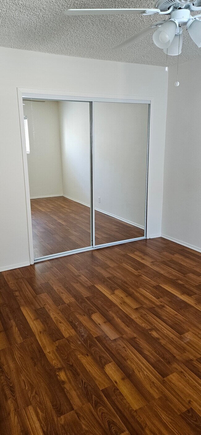 Foto del edificio - 7050-7059 Waring Ave