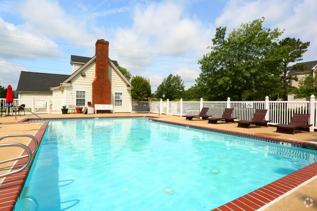 Pool - Taylor Pointe Apartments