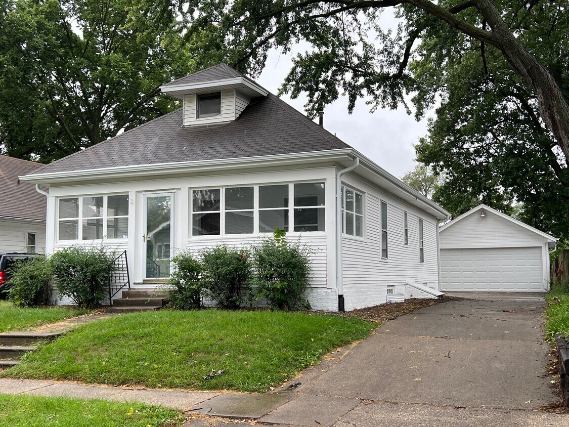 Foto principal - 3116 E 7th St