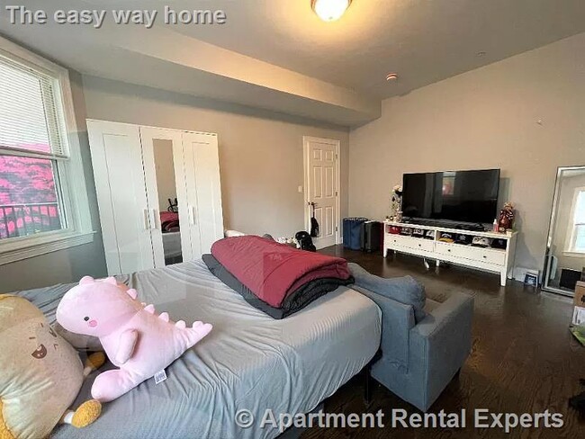 Building Photo - Allston 4 Bedroom, 3 Baths - Central Air -...