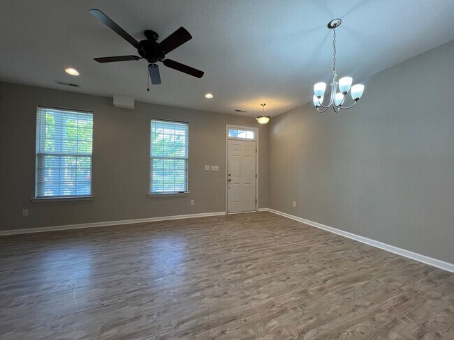 Foto del edificio - Welcome home - Trilevel H20 Townhome!