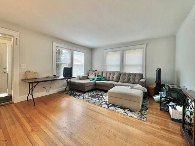 Building Photo - 25 Milo St