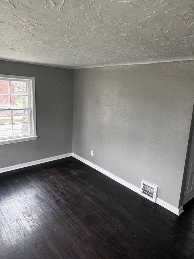 Building Photo - 3 Bed | 1 Bath | $1,595/month | Section 8 ...