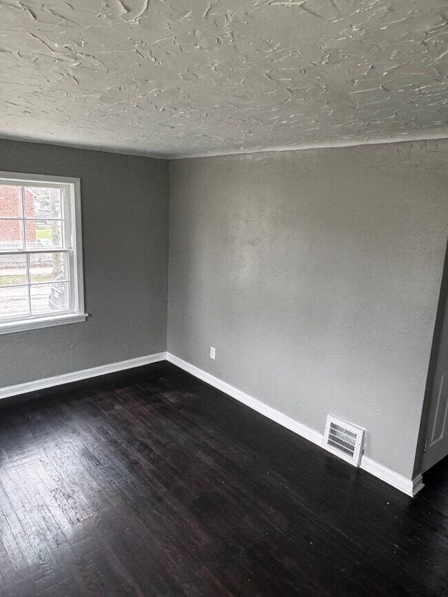 Foto del edificio - 3 Bed | 1 Bath | $1,595/month | Section 8 ...