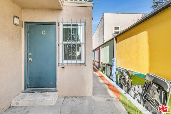 Building Photo - 717 Ocean Front Walk