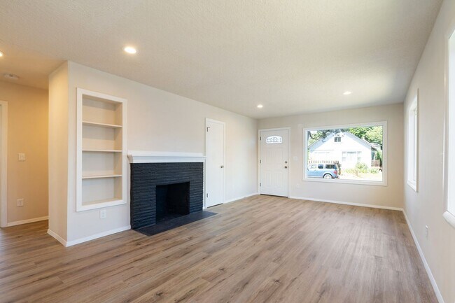 Foto del edificio - Spacious 4-Bed Home w/ Finished Basement & Fenced Yard – Lents Neighborhood