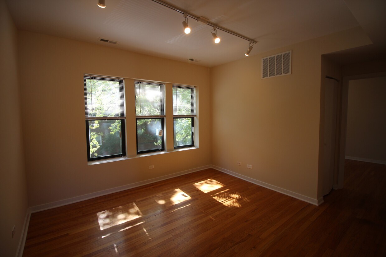 Primary Photo - 2452 W Albion Ave