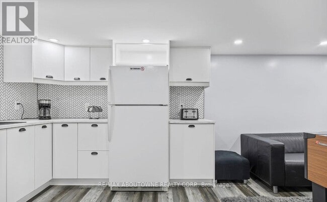 Building Photo - 3 Mary St E