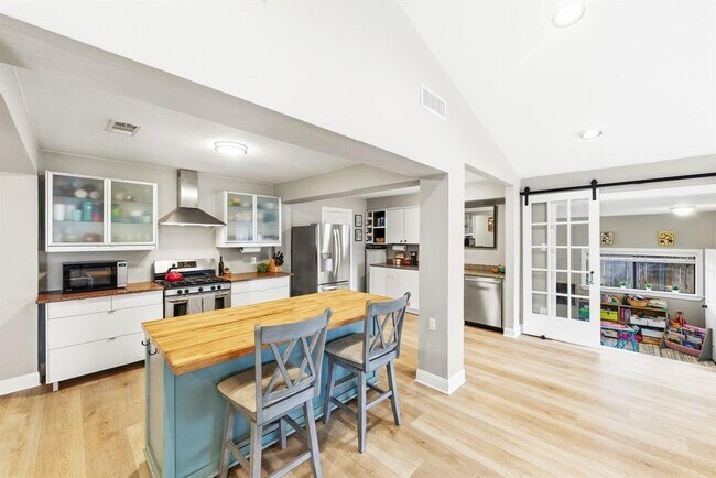 Foto del edificio - 7210 Towering Oaks Dr