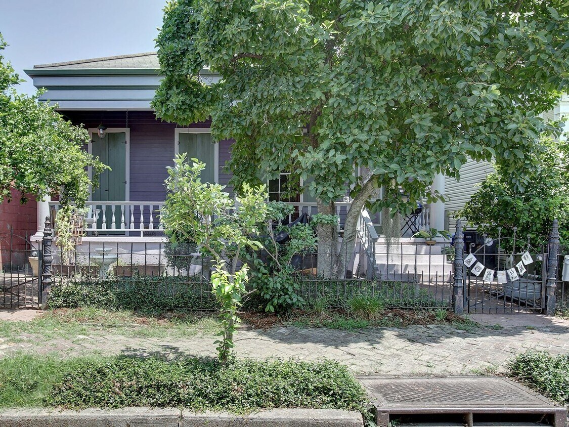 Foto principal - Historic 2 Bedroom Uptown Duplex in New Or...