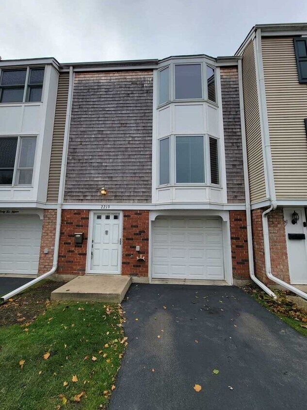 2219 Langdon Pl, Hoffman Estates, IL 60169 Townhome Rentals in