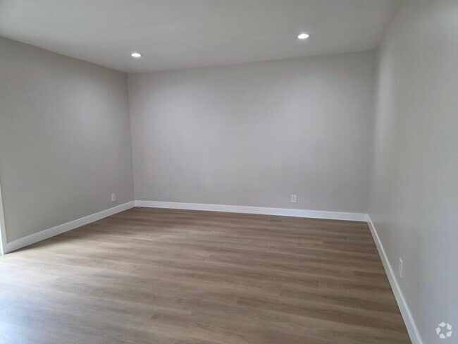 Building Photo - 14747 Woodruff Ave