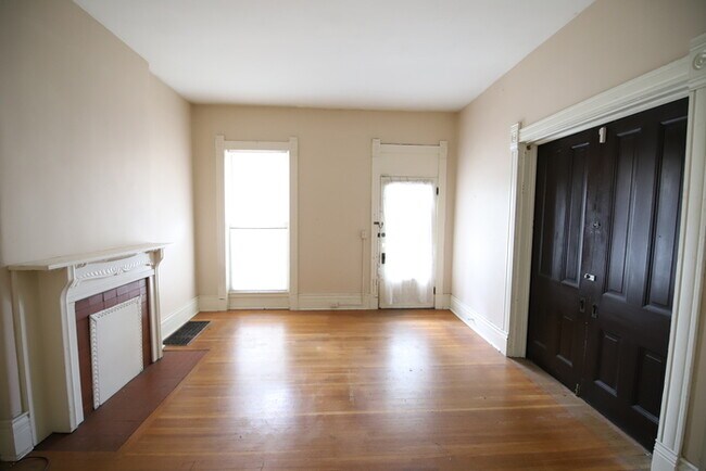 Building Photo - 2BD/1BA First Floor Apartment