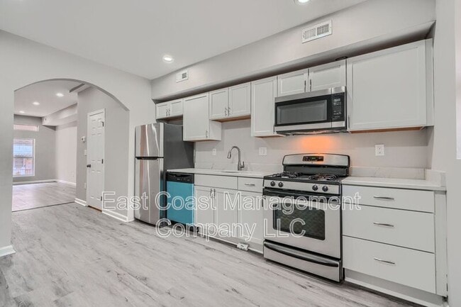 Photo - 2622 Llewelyn Ave House
