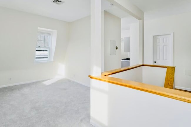 Building Photo - 11 Edgemont Rd